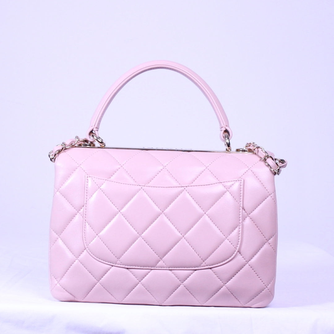 Back of Medium Chanel trendy CC finished in pink lambskin