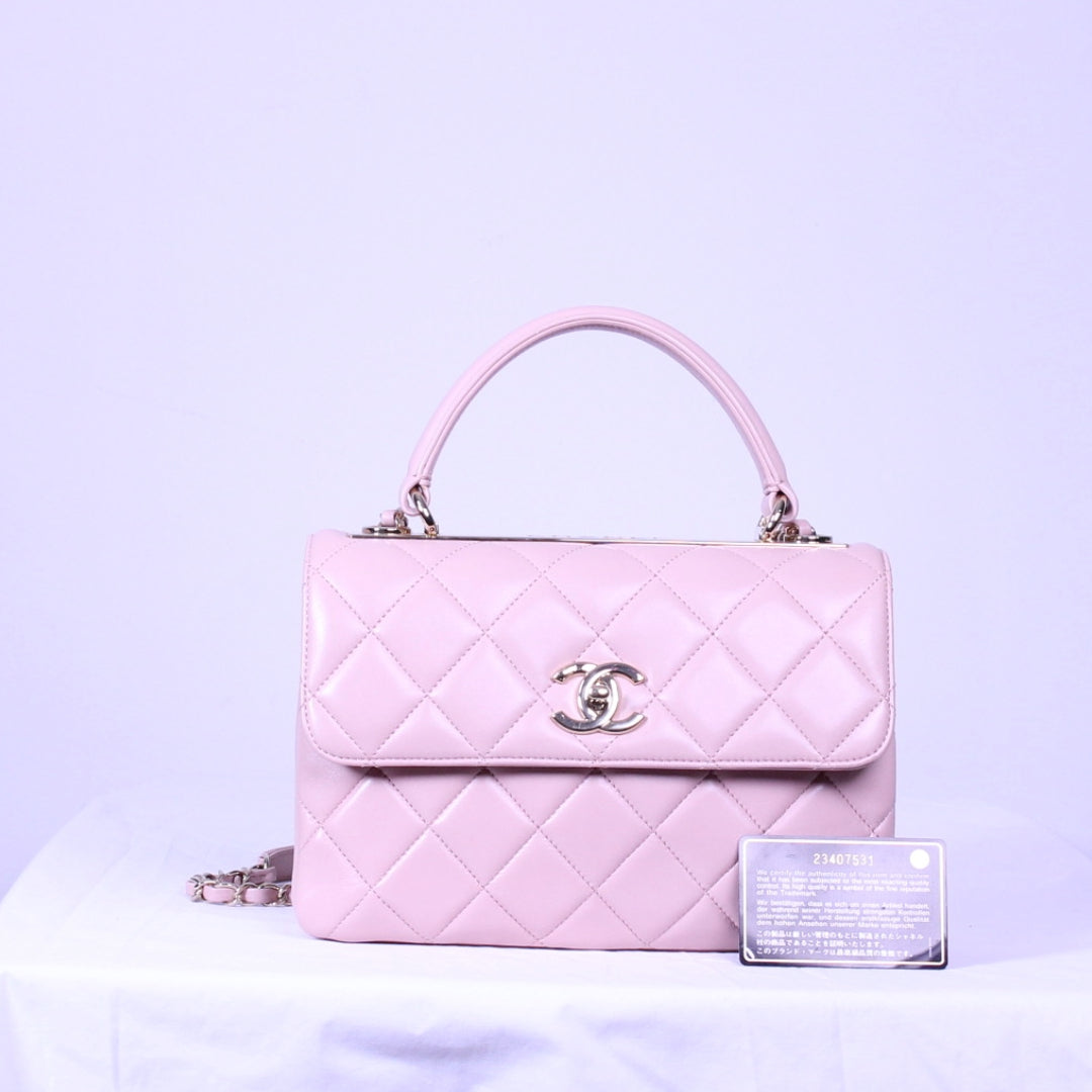 Corner of Medium Chanel trendy CC finished in pink lambskin with authenticity card
