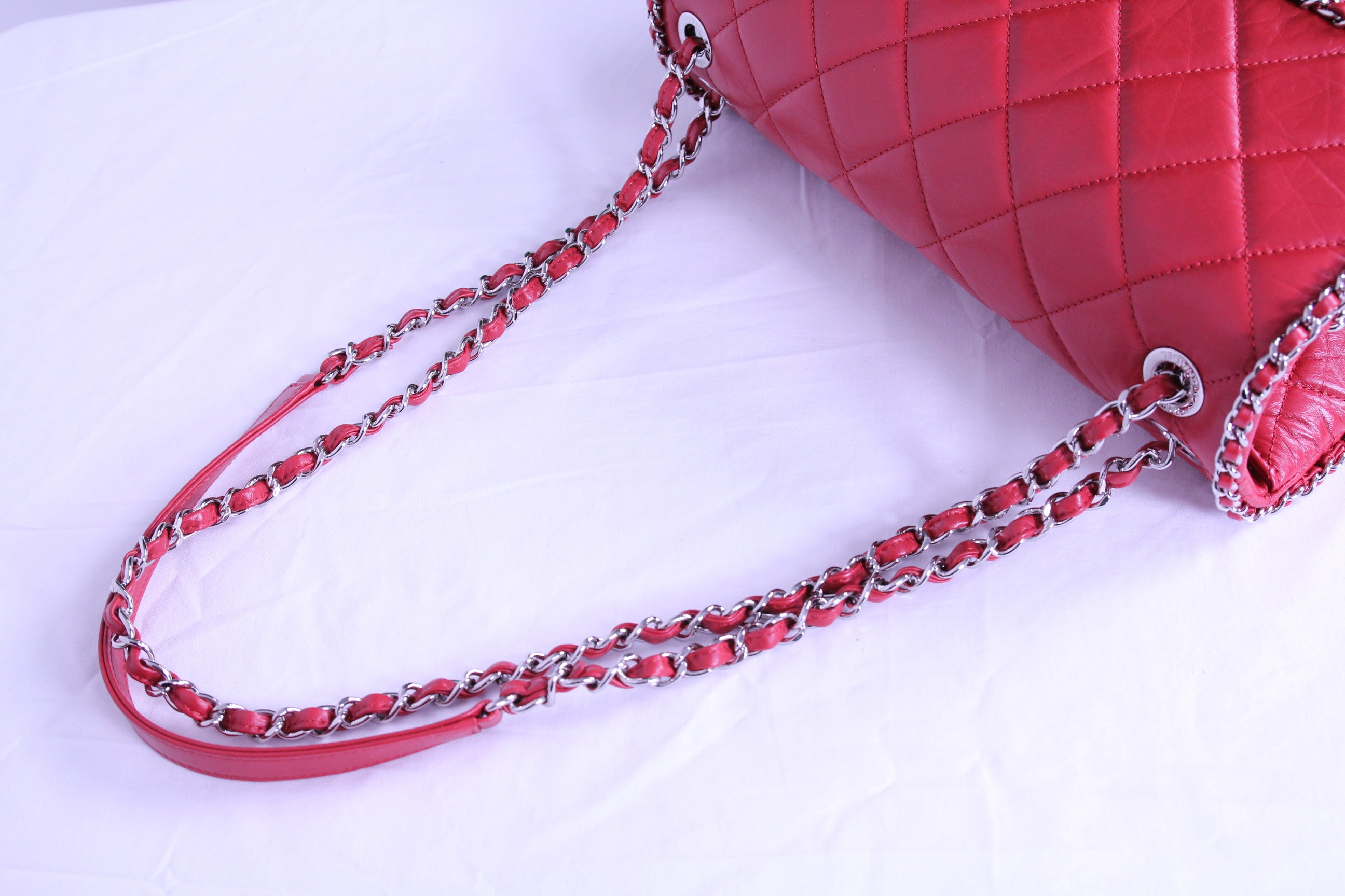 Top of large Chanel flap finished in aged red calfskin with chain