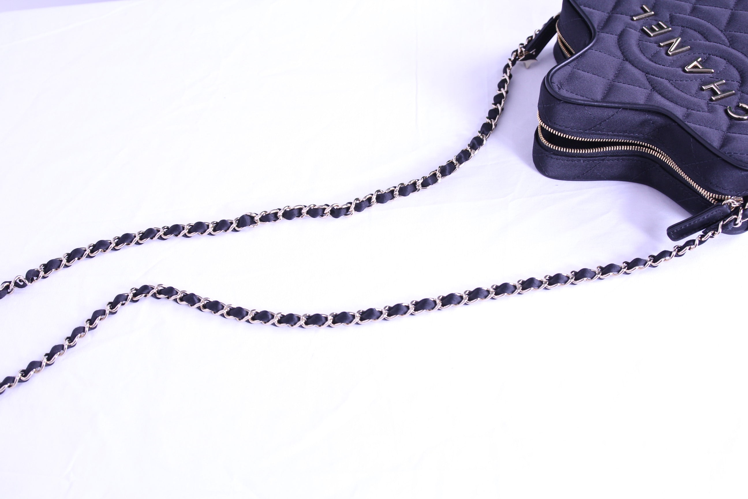 Chain of Chanel star handbag in finished in black satin