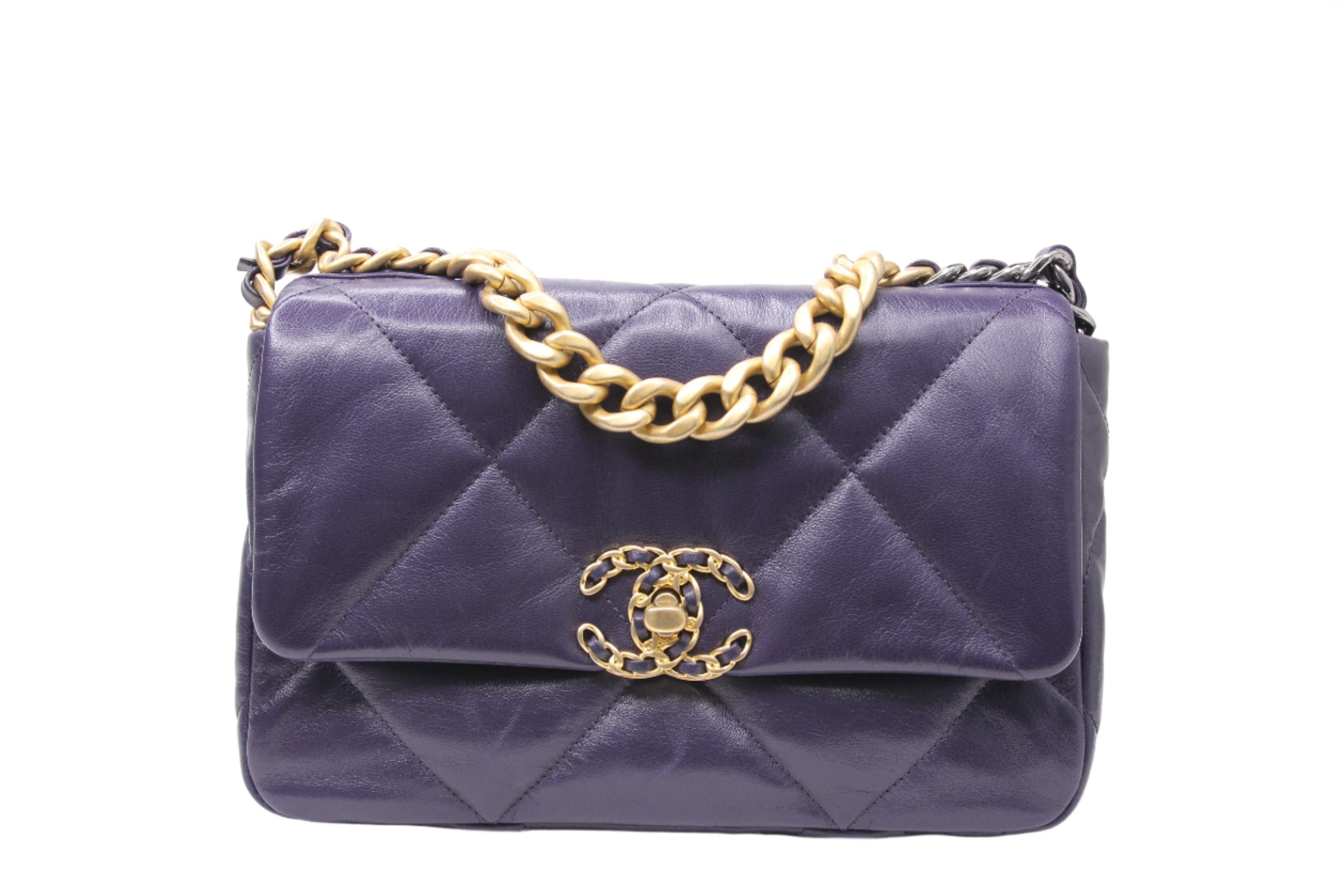 Front of Medium Chanel handbag in finished in violet goatskin